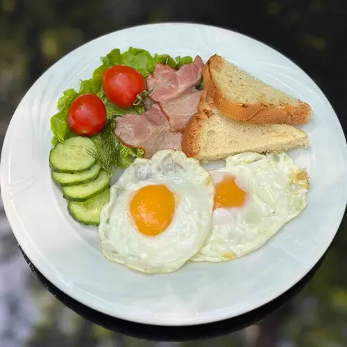 Ouă ochiuri cu bacon prăjit